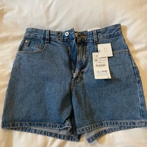 NWT Zara mom shorts size 6. Never worn.